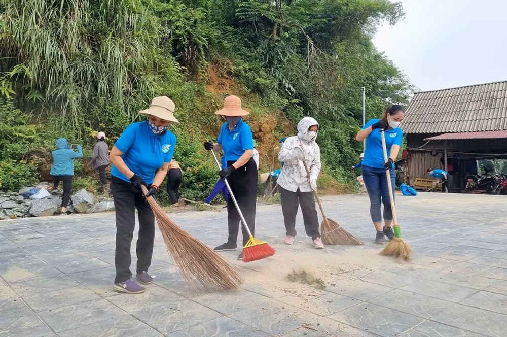 Cán bộ, hội viên phụ nữ tham gia vệ sinh môi trường.