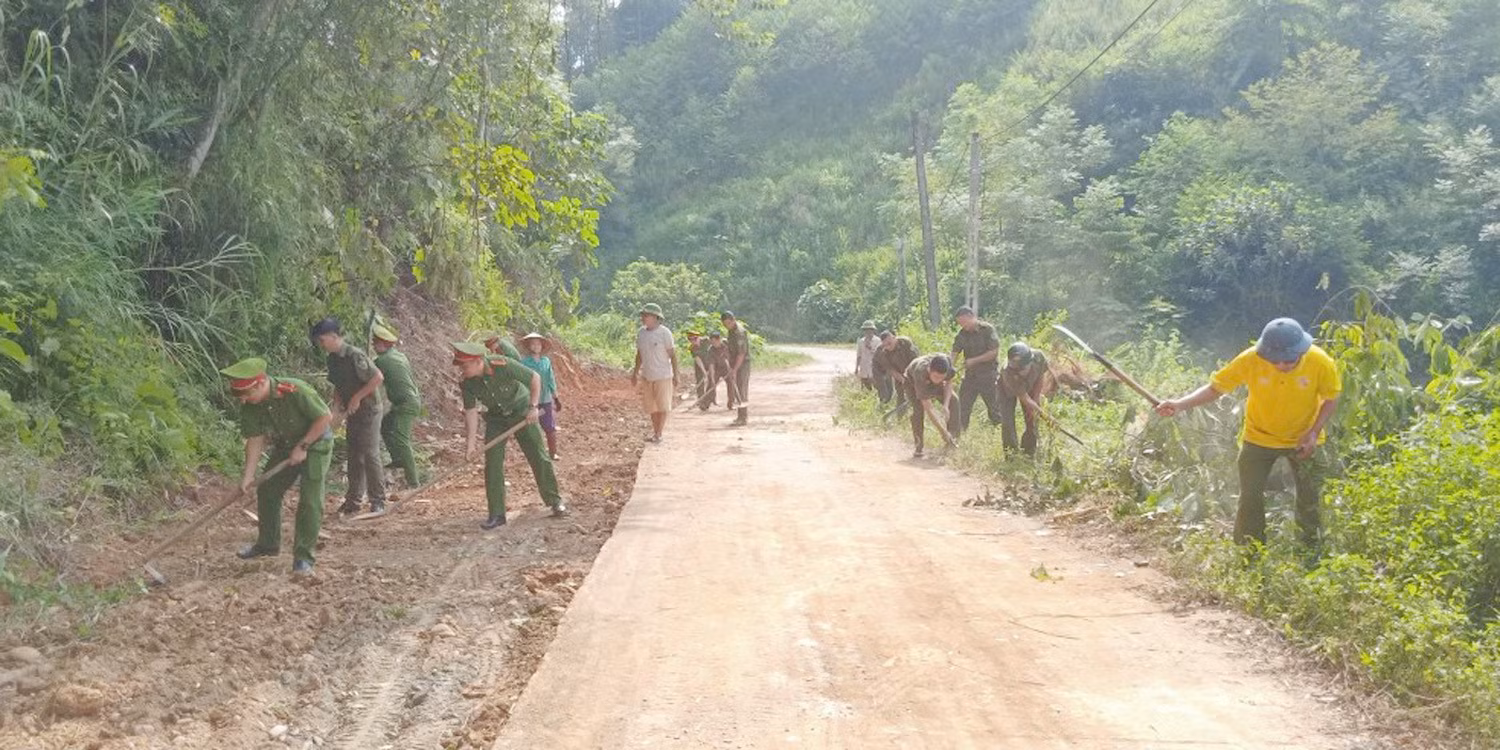 Triển khai mở rộng đường ở xã Phong Niên.