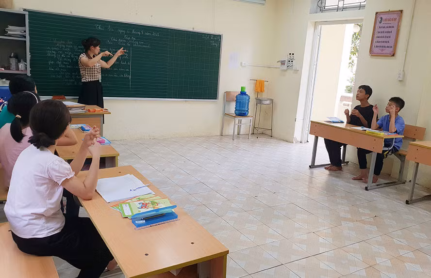 Một giờ học của học sinh khiếm thính tại Trung tâm Nuôi dưỡng trẻ khuyết tật Hà Nội.