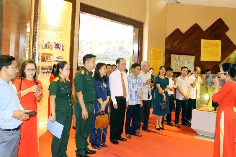 Các đại biểu cắt băng khai trương trưng bày chuyên đề: “Đông Kinh – Lam Kinh thời Lê”.