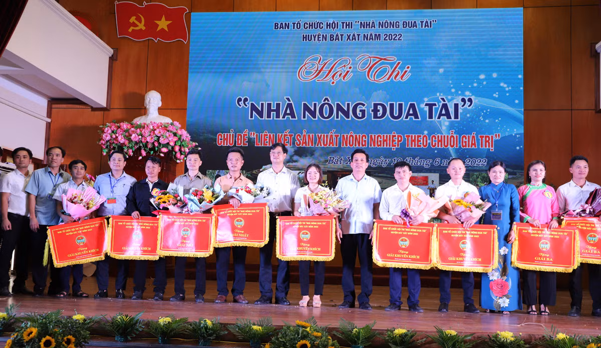 Ban tổ chức trao giải cho các đội thi đạt thành tích cao.