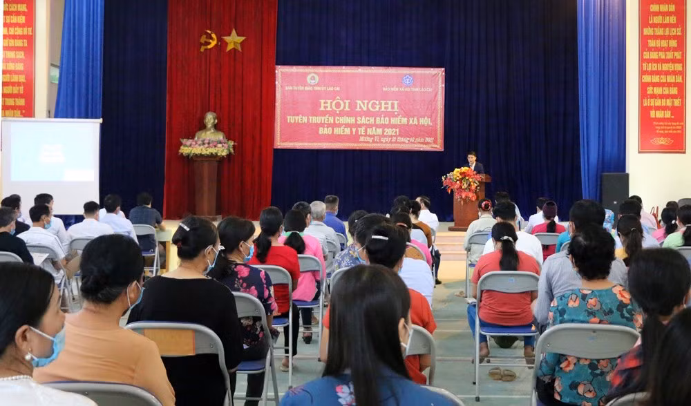 Tuyên truyền chính sách BHXH cho người dân xã Mường Vi, huyện Bát Xát.