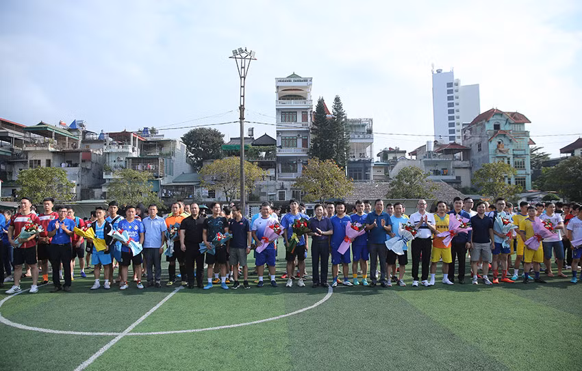 Quang cảnh khai mạc Giải bóng đá truyền thống lần thứ XV tranh Cup Nissan Lào Cai năm 2022. Ban tổ chức tặng hoa các vận động viên tham gia thi đấu. Giải bóng đá truyền thống Đoàn Khối tiếp tục nhận được sự đồng hành, tài trợ chính từ Đại lý ô tô 3s Nissan Lào Cai.