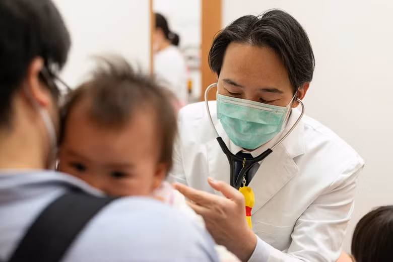 Nhật Bản cấp phép sử dụng vaccine ngừa COVID-19 cho trẻ từ 6 tháng tuổi ảnh 1