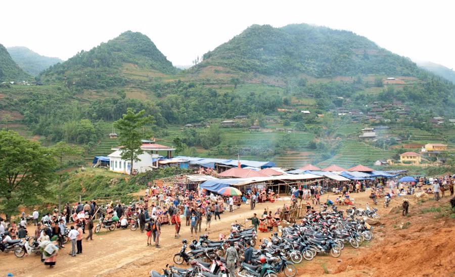 Những đối tượng xấu thường tiếp cận người dân tại các chợ phiên để lôi kéo, tuyên truyền đạo trái phép. (Ảnh minh họa)