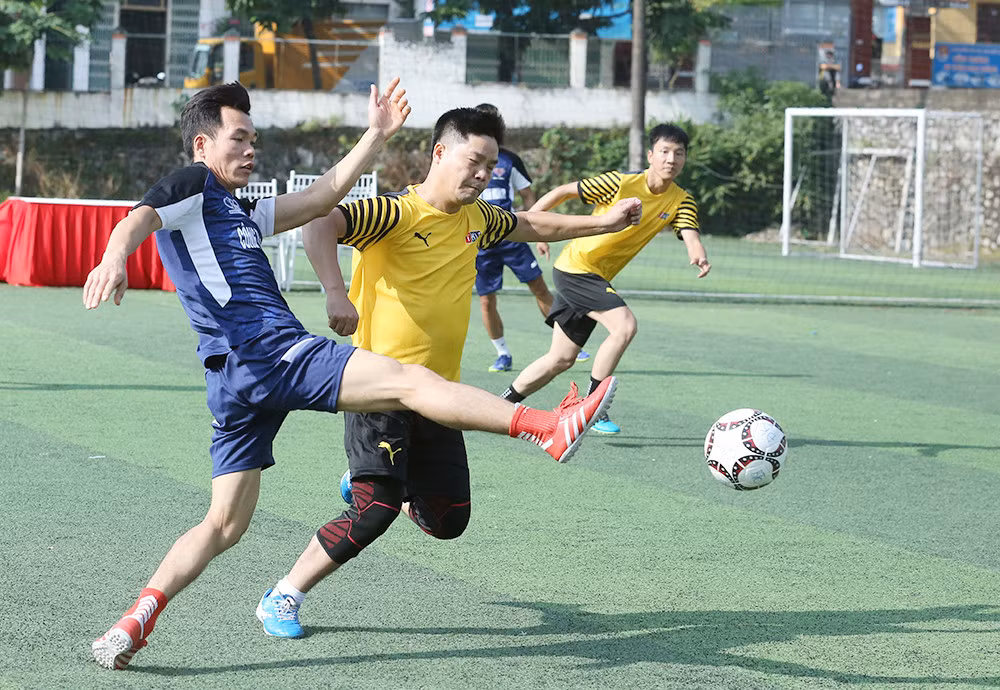 Ngay sau lễ khai mạc đã diễn ra trận đấu giữa đội bóng Đài Phát thanh - Truyền hình tỉnh với đội Công ty Khoáng sản và Luyện kim Việt Trung.