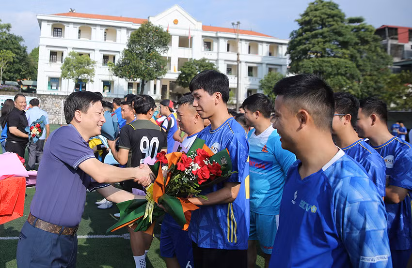 Quang cảnh khai mạc Giải bóng đá truyền thống lần thứ XV tranh Cup Nissan Lào Cai năm 2022. Ban tổ chức tặng hoa các vận động viên tham gia thi đấu. Giải bóng đá truyền thống Đoàn Khối tiếp tục nhận được sự đồng hành, tài trợ chính từ Đại lý ô tô 3s Nissan Lào Cai.