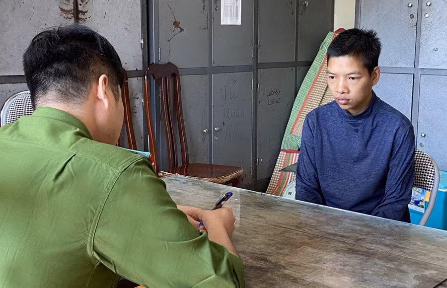 Công an thị xã Sa Pa lấy lời khai của Chảo Cáo Quáng.