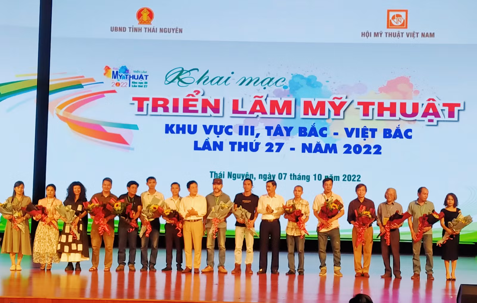Ban tổ chức tặng hoa các tác giả đoạt giải.
