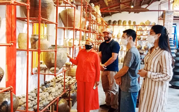 Giáo sư, Tiến sĩ Thái Kim Lan (áo đỏ), người sáng lập Bảo tàng gốm cổ sông Hương.