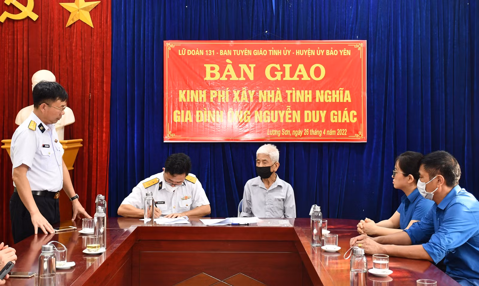 Lữ đoàn 131 Hải quân trao tiền hỗ trợ cho gia đình ông Giác.