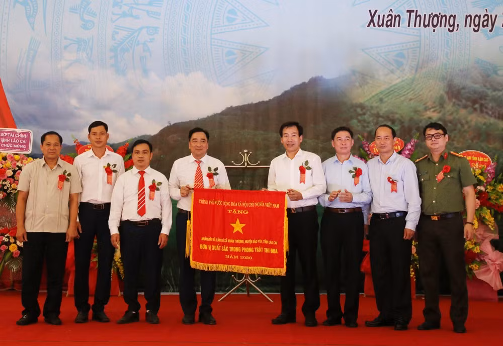 Thừa uỷ quyền, Trưởng Ban Tuyên giáo Tỉnh ủy Dương Đức Huy trao Cờ thi đua của Chính phủ cho xã Xuân Thượng.