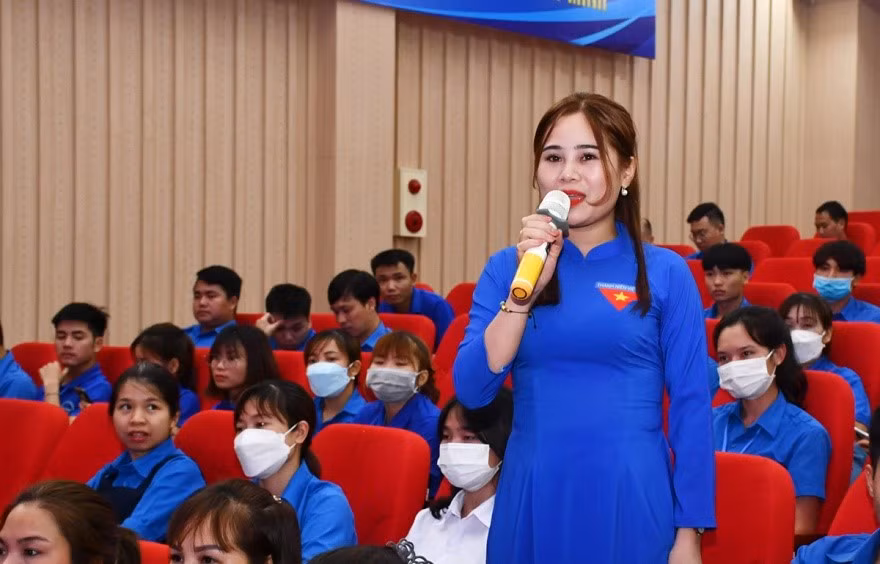 Đoàn viên thị trấn Khánh Yên nêu câu hỏi.