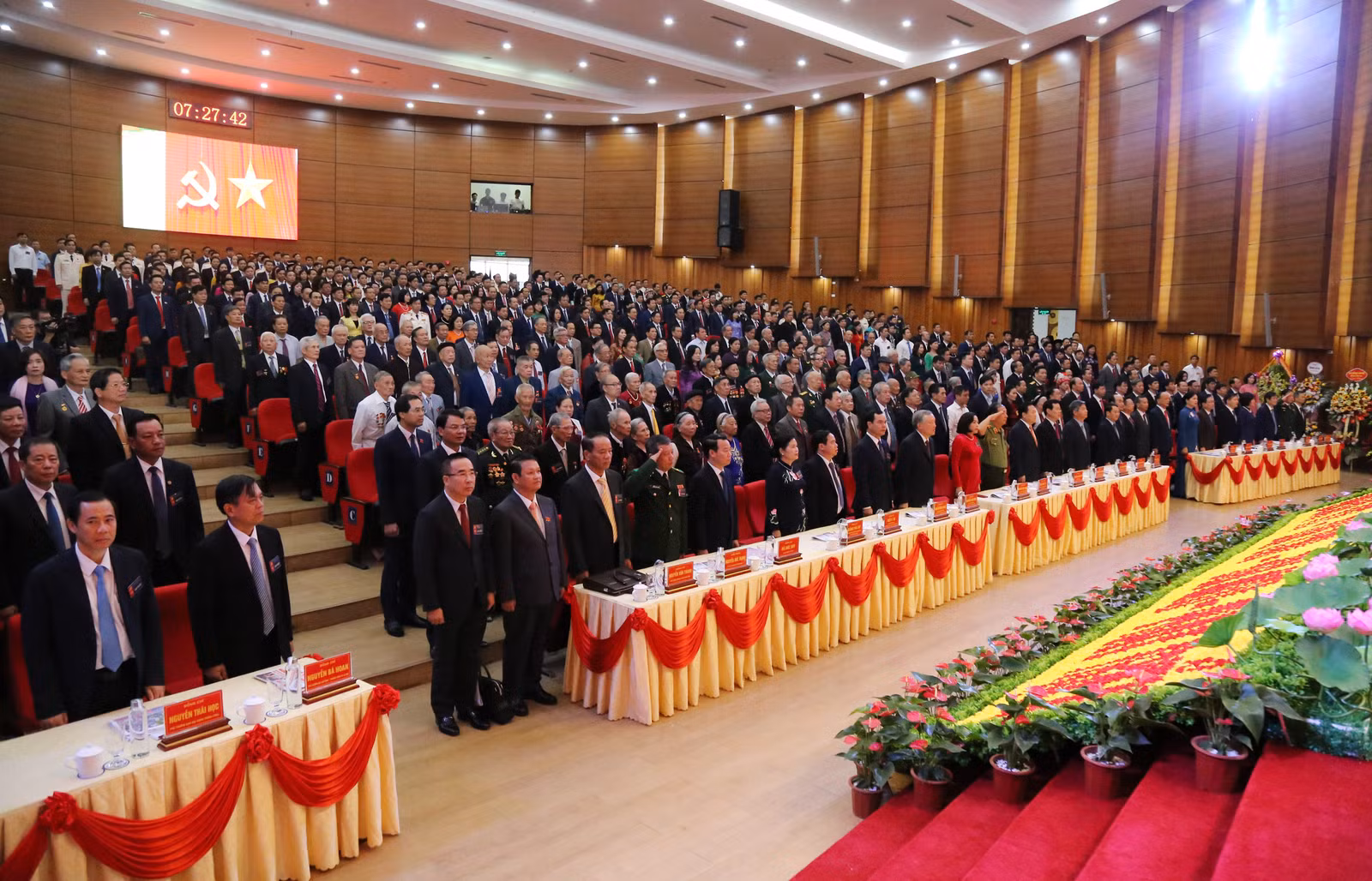 Các đại biểu làm Lễ chào cờ.