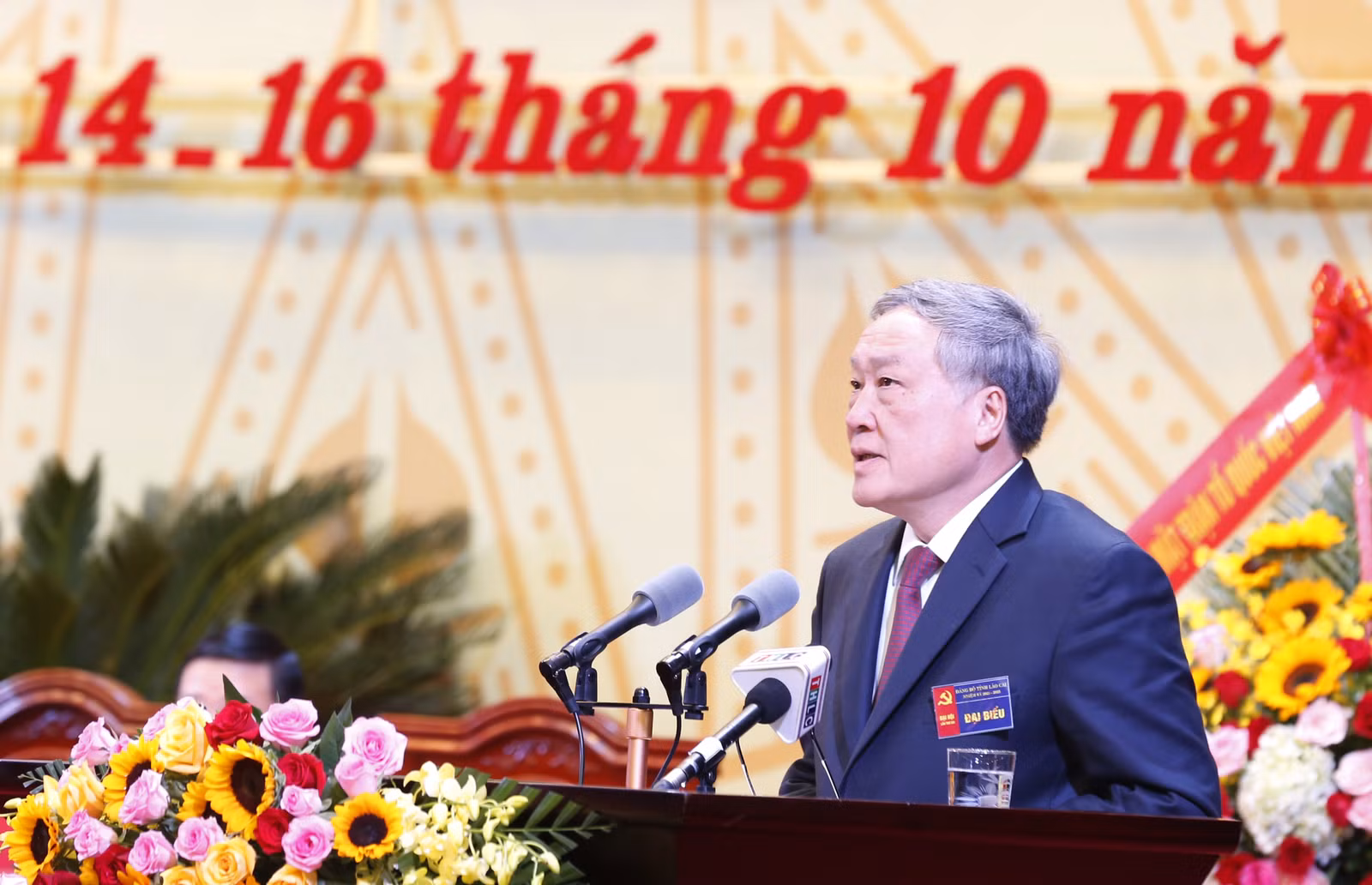 Đồng chí Nguyễn Hòa Bình phát biểu tại Đại hội.