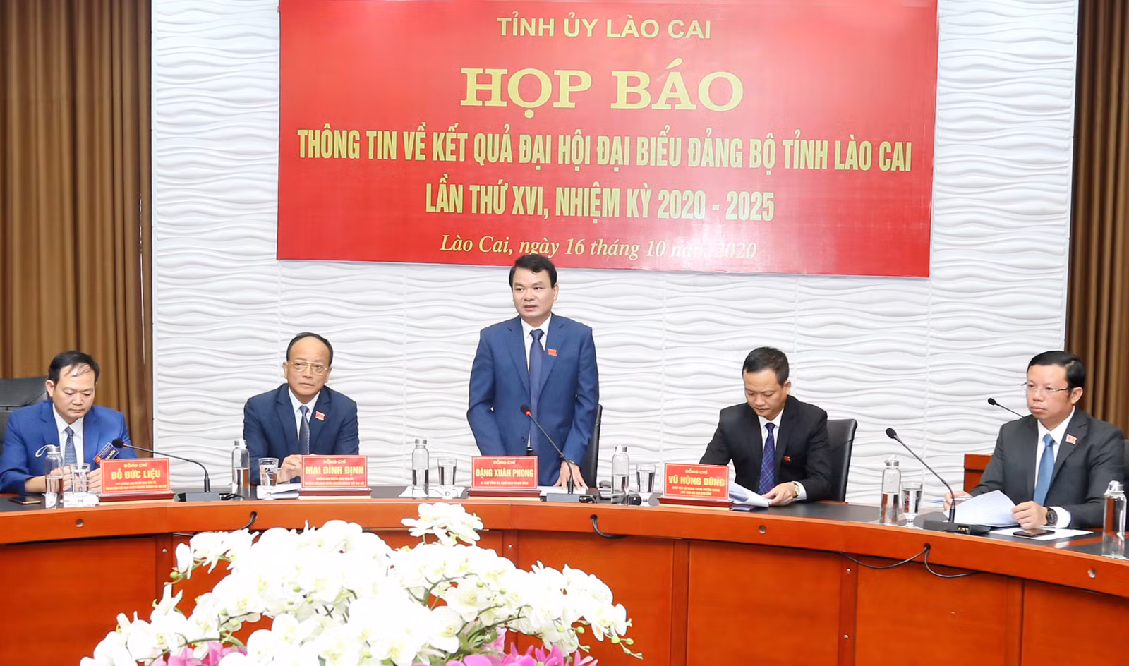 Bí thư Tỉnh ủy Đặng Xuân Phong trả lời câu hỏi của phóng viên.