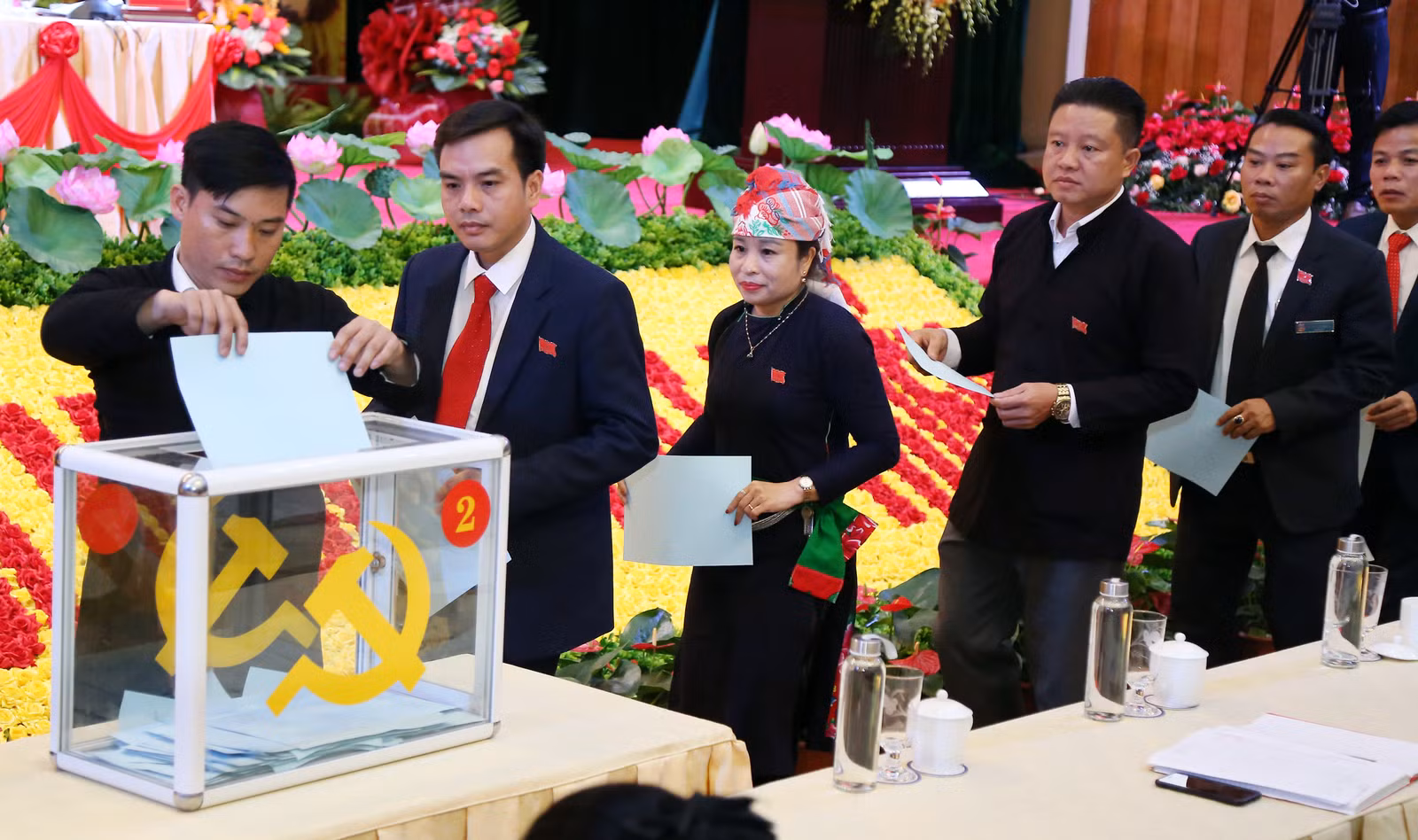 Các đại biểu bỏ phiếu bầu Ban Chấp hành khóa mới.