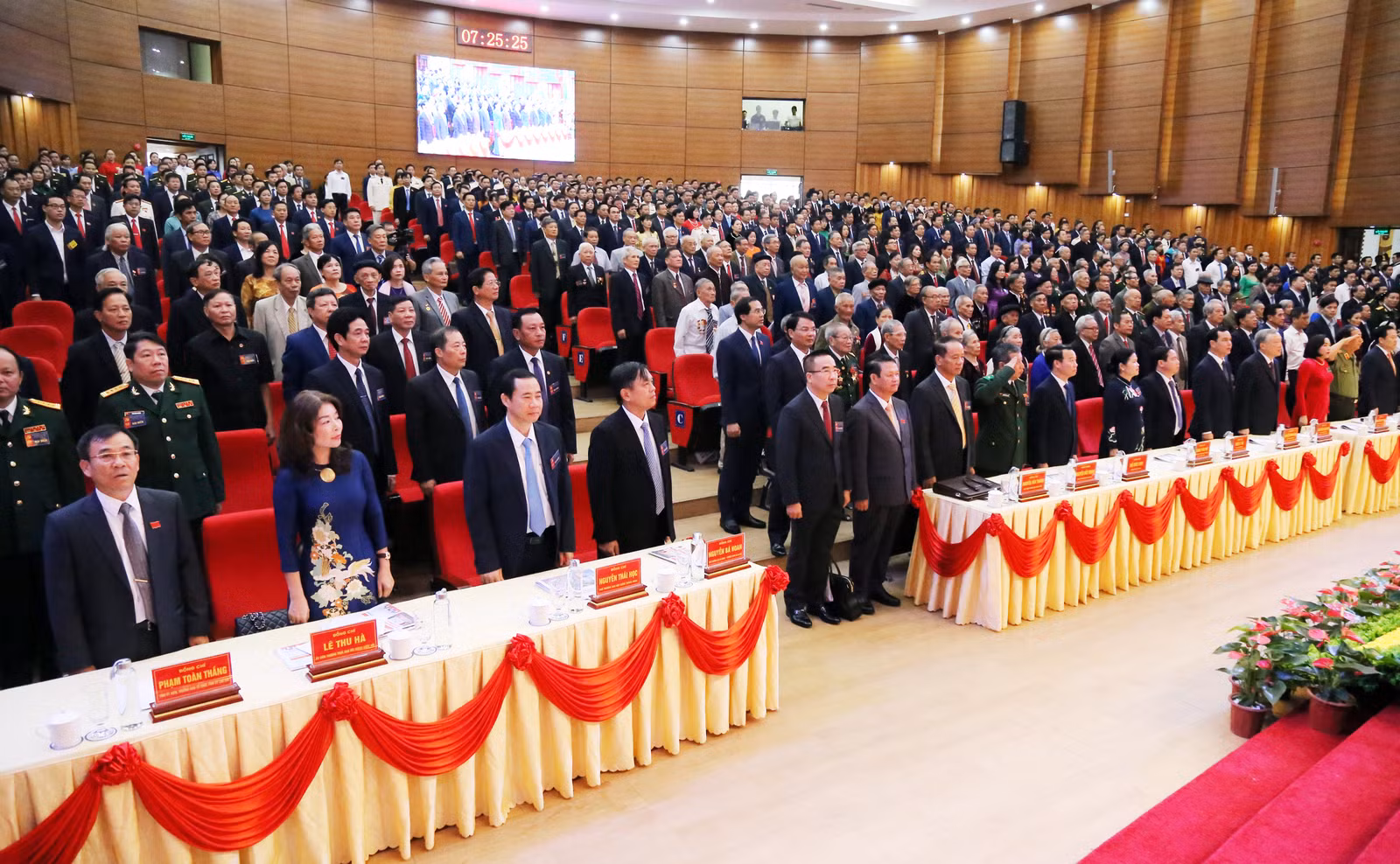 Các đại biểu chào cờ khai mạc Đại hội.