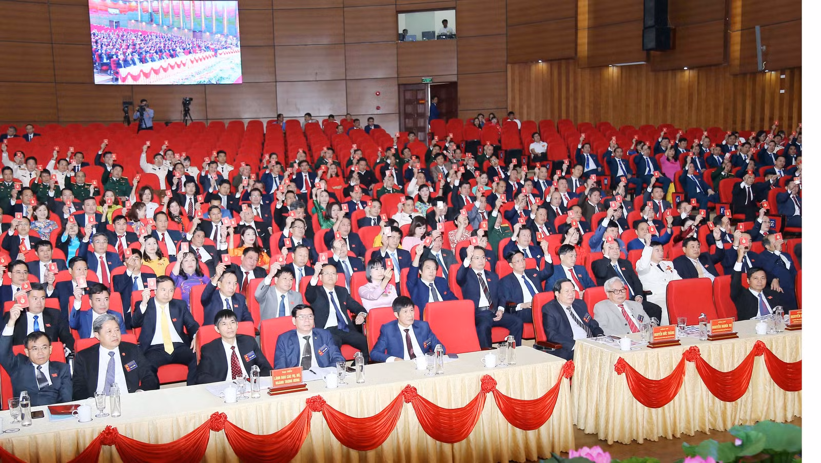 Các đại biểu thông qua Nghị quyết Đại hội.