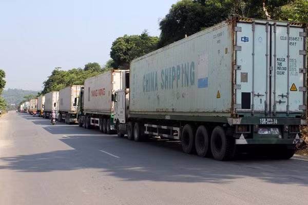 Xe container chở hàng xuất khẩu tại khu vực Cửa khẩu phụ Bản Vược.