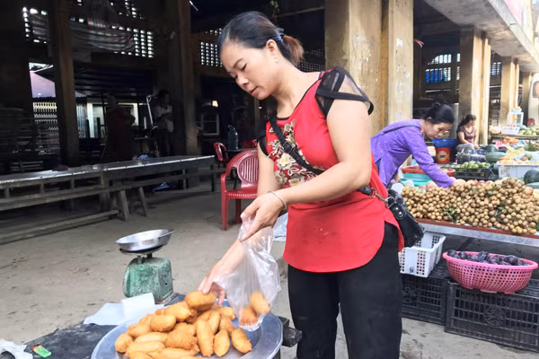 Chị Nông Thị Viễn mỗi ngày làm hàng trăm chiếc bánh bán cho người dân và du khách.