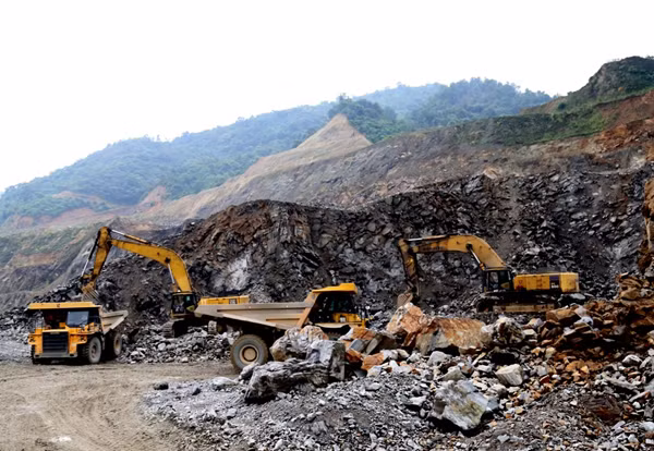 Khai thác quặng đồng tại Chi nhánh Mỏ tuyển đồng Sin Quyền.