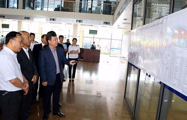 Đồng chí Lê Ngọc Hưng, Phó Chủ tịch UBND tỉnh Lào Cai giới thiệu quy hoạch chung Khu Kim Thành – Bản Vược với Đoàn công tác châu Hồng Hà.