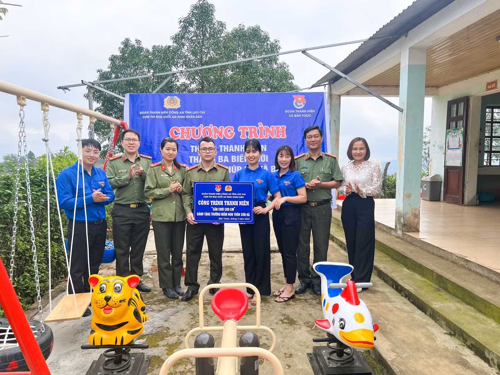 Tặng khu vui chơi cho thiếu nhi tại Điểm trường Mầm non thôn Sơn Hà.