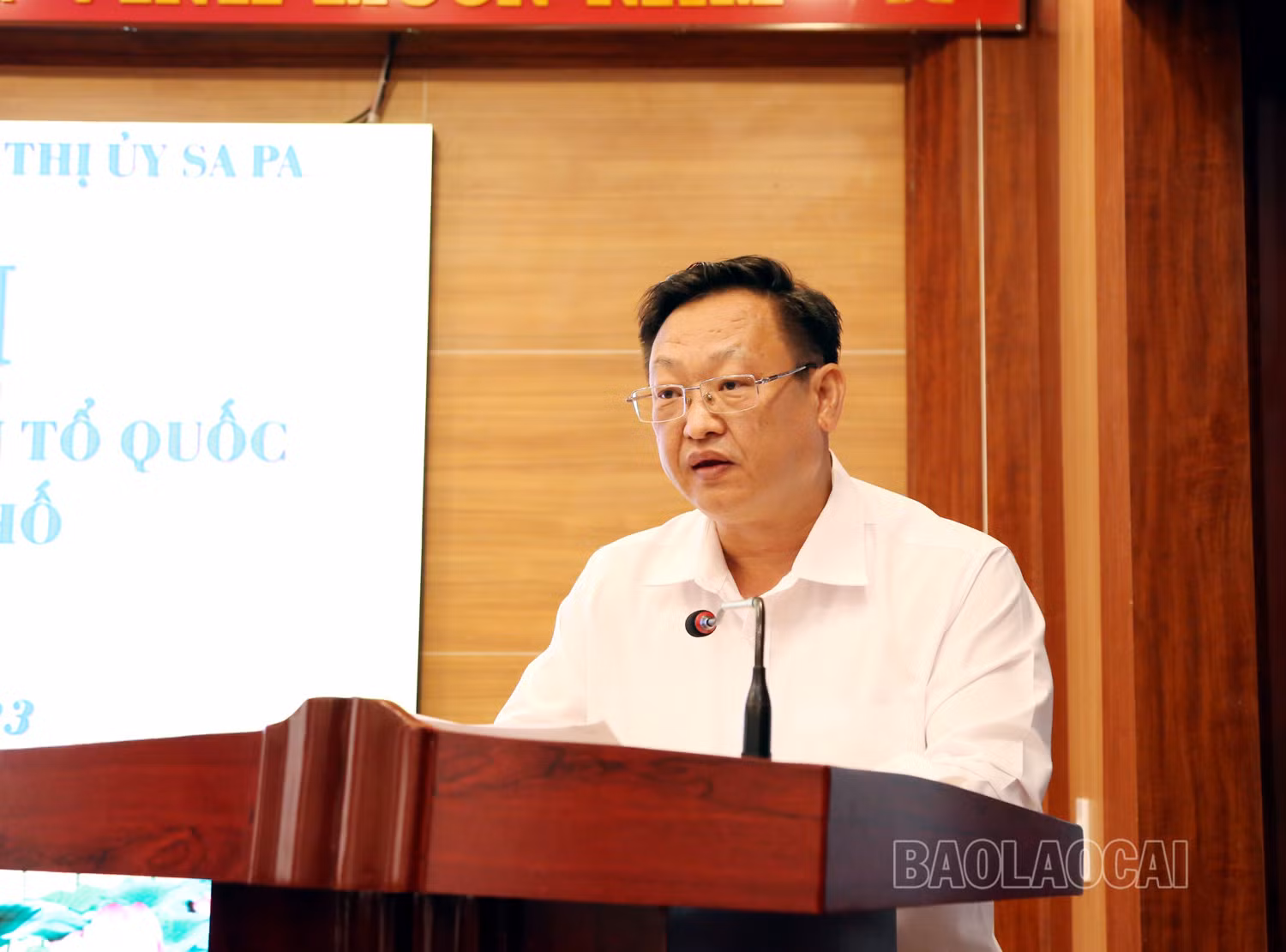 Đồng chí Giàng Seo Vần, Chủ tịch Ủy ban Mặt trận Tổ quốc Việt Nam tỉnh phát biểu khai mạc hội nghị.