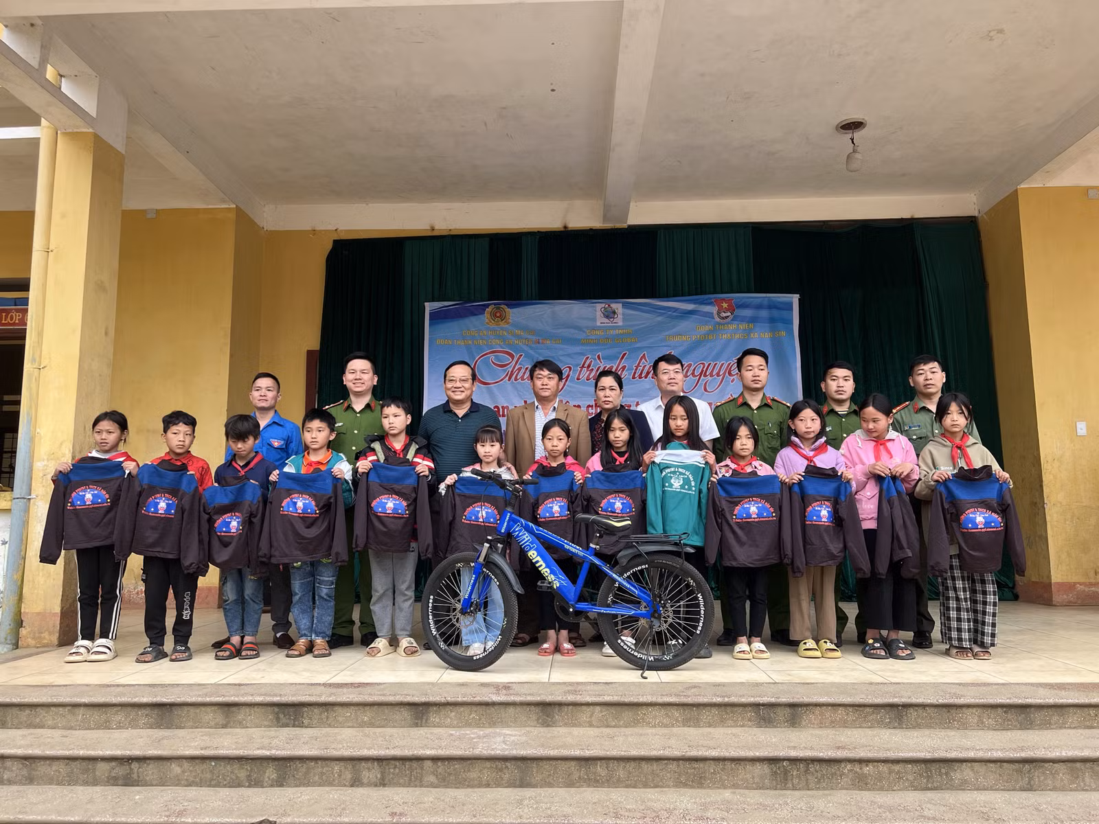 Chương trình tình nguyện công an nhân dân chung tay hướng về cơ sở ảnh 1