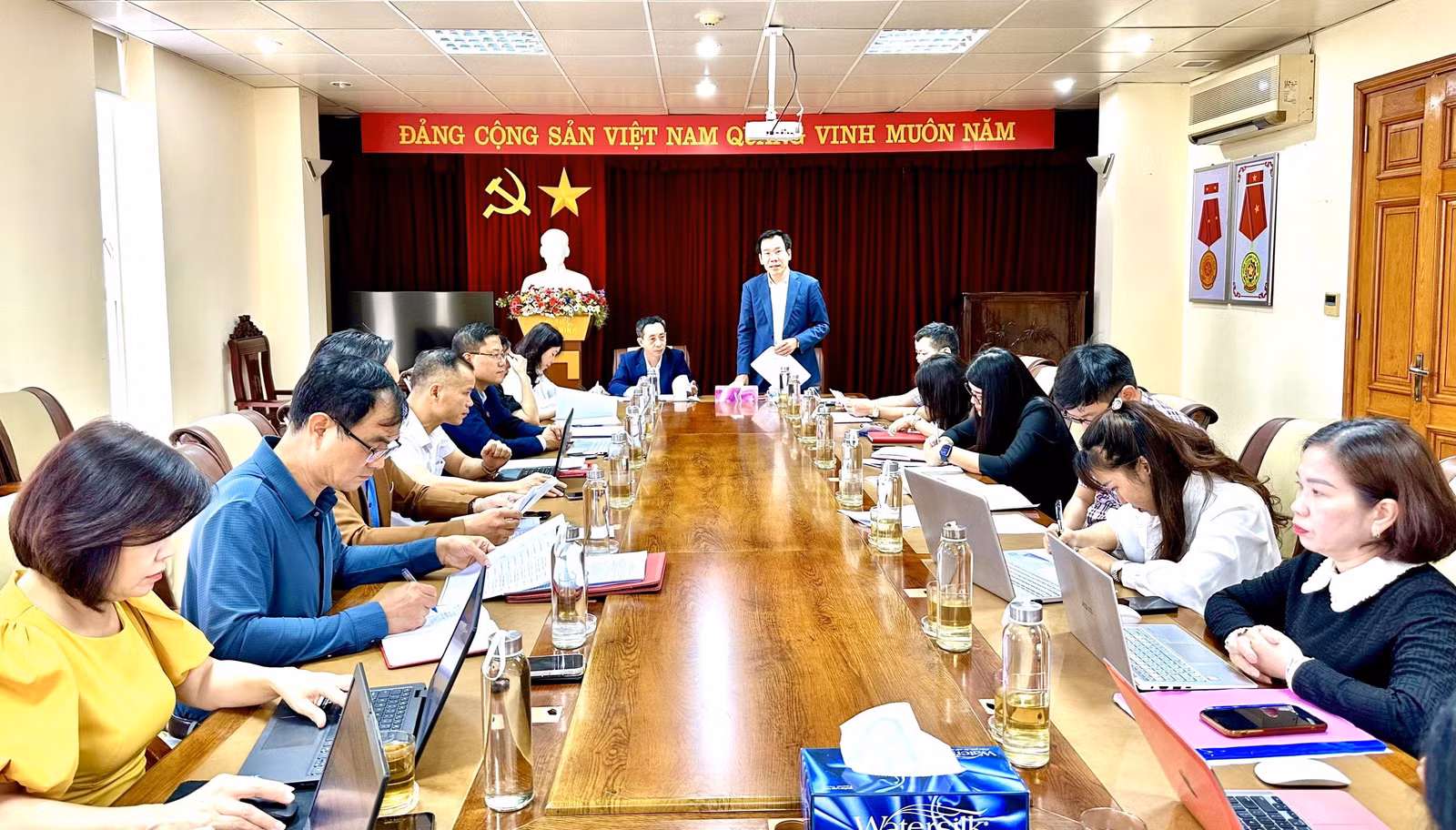 Quang cảnh buổi làm việc.