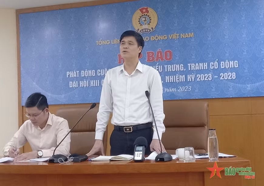 Đồng chí Ngọ Duy Hiểu, Phó chủ tịch Tổng Liên đoàn Lao động Việt Nam phát biểu tại buổi họp báo phát động Cuộc thi thiết kế Biểu trưng và tranh cổ động Đại hội XIII Công đoàn Việt Nam.