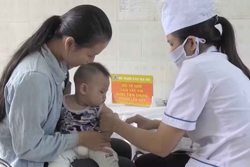 Người dân chủ động đưa con đến tiêm chủng vắc-xin phòng bệnh.