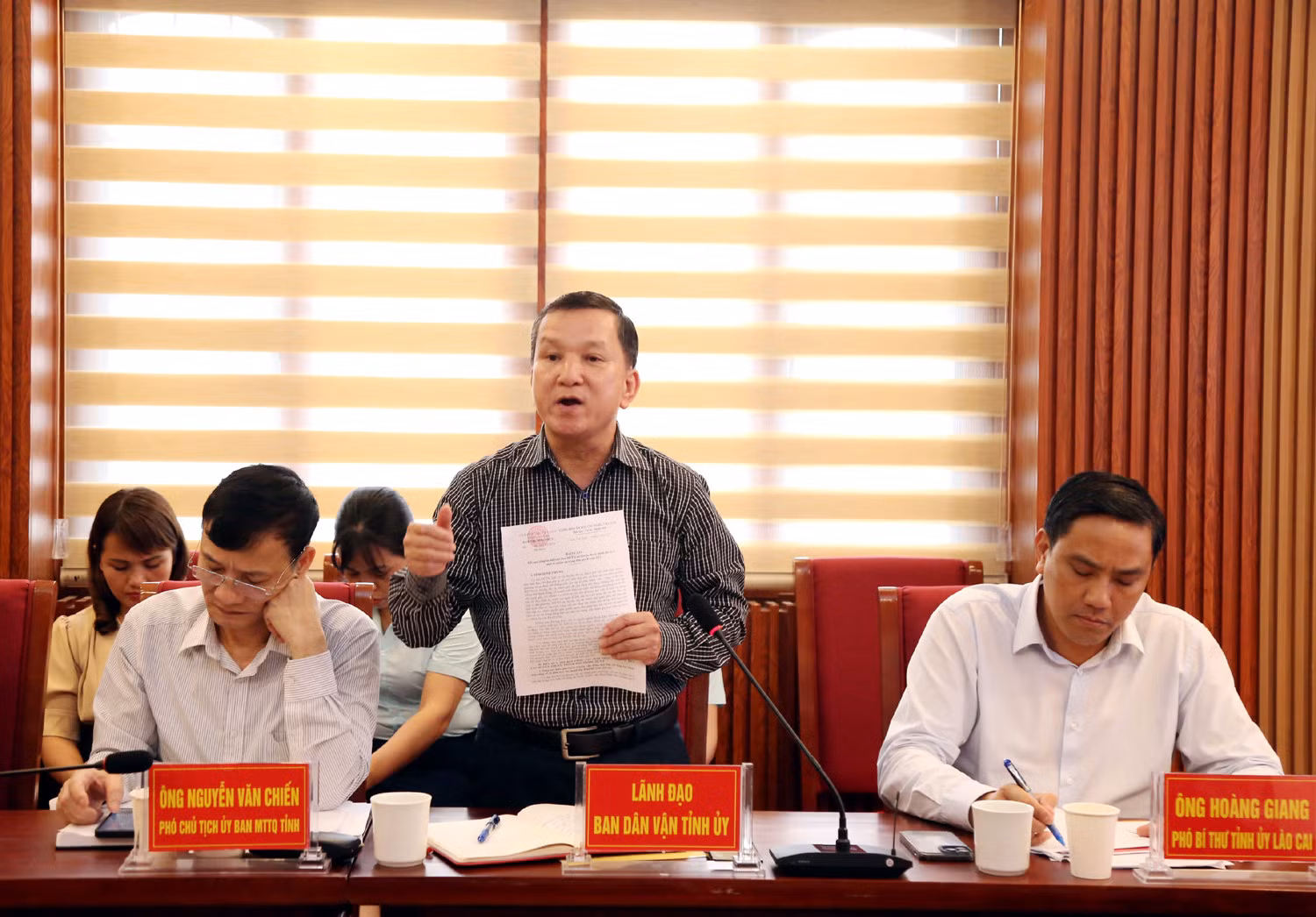 Các đại biểu phát biểu thảo luận tại hội nghị.