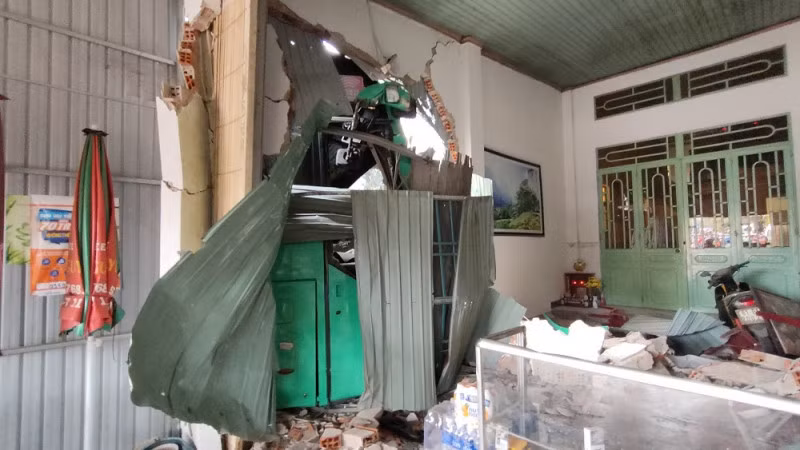 Xe ô tô khách lao vào nhà dân làm sập tường, mái hiên.