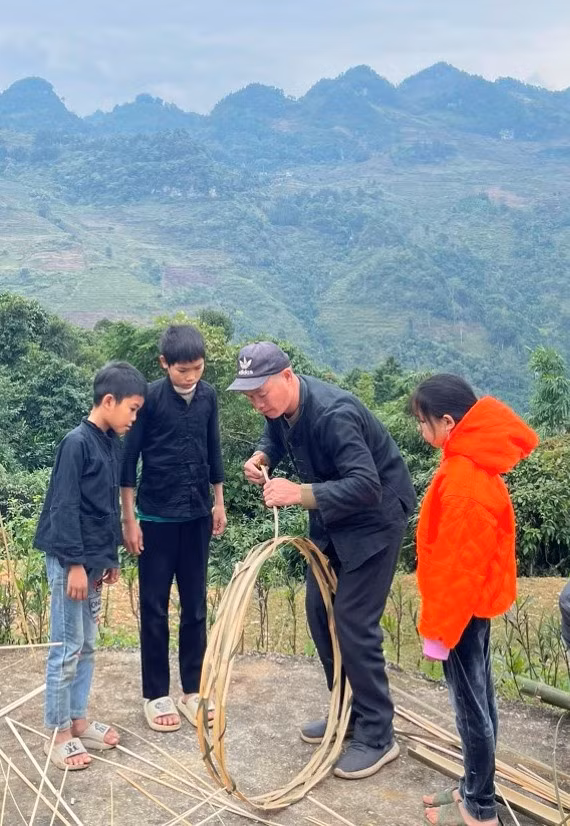 Nghệ nhân hướng dẫn học viên làm ngựa giấy.