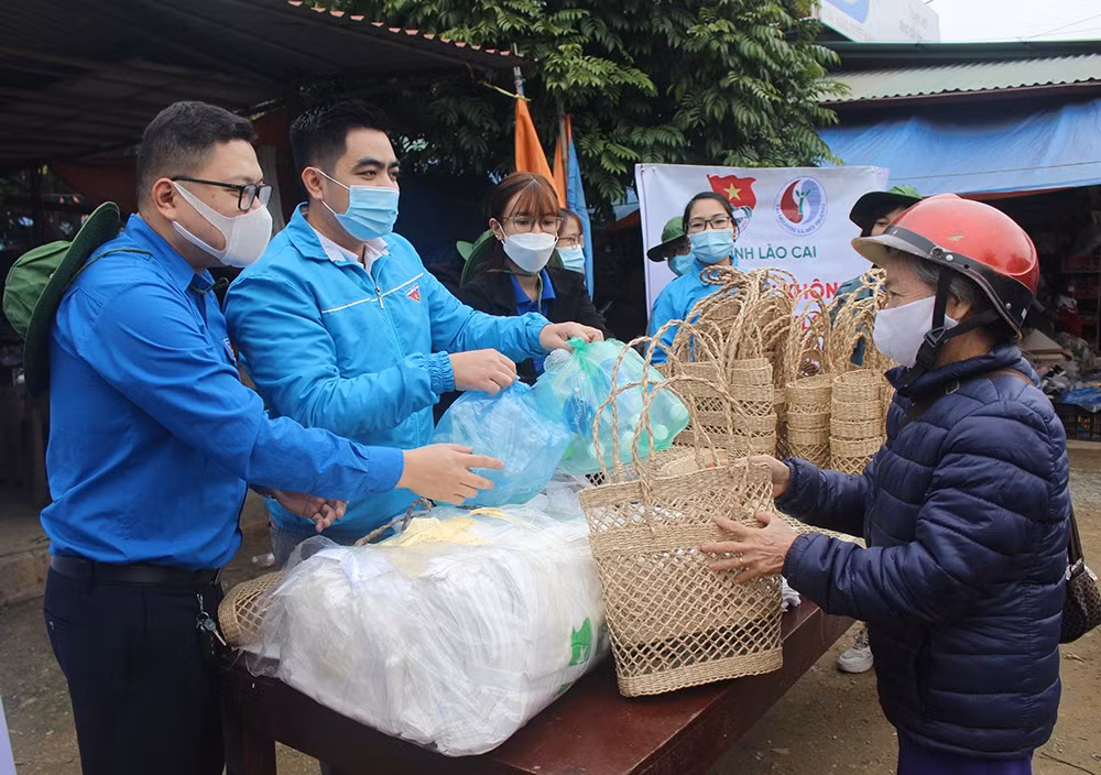 Người dân đổi vỏ chai nhựa lấy giỏ cói trong chương trình “Tuổi trẻ Lào Cai nói không với rác thải nhựa dùng 1 lần” do Tỉnh đoàn tổ chức.