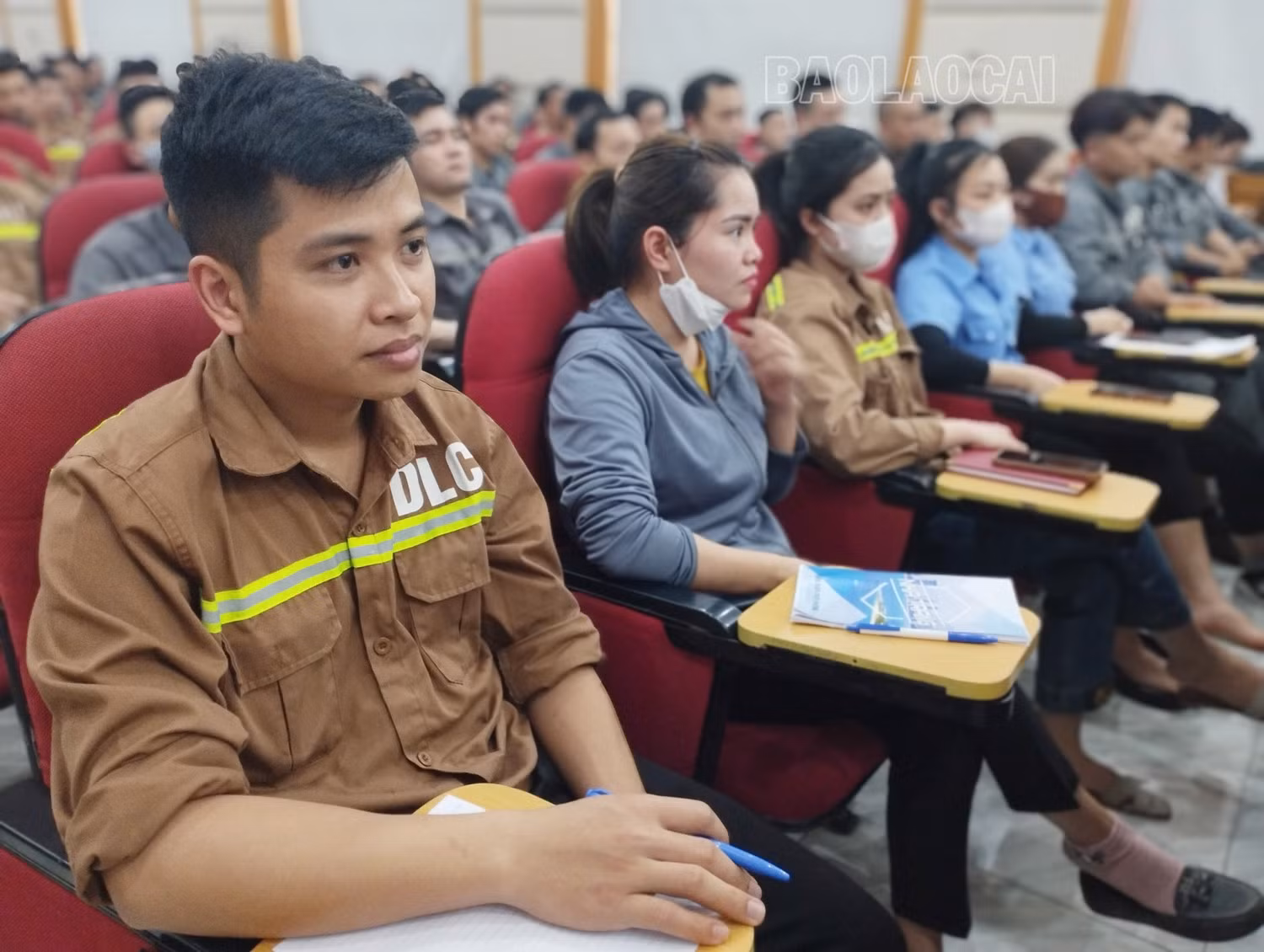 Công nhân tham gia buổi tuyên truyền.