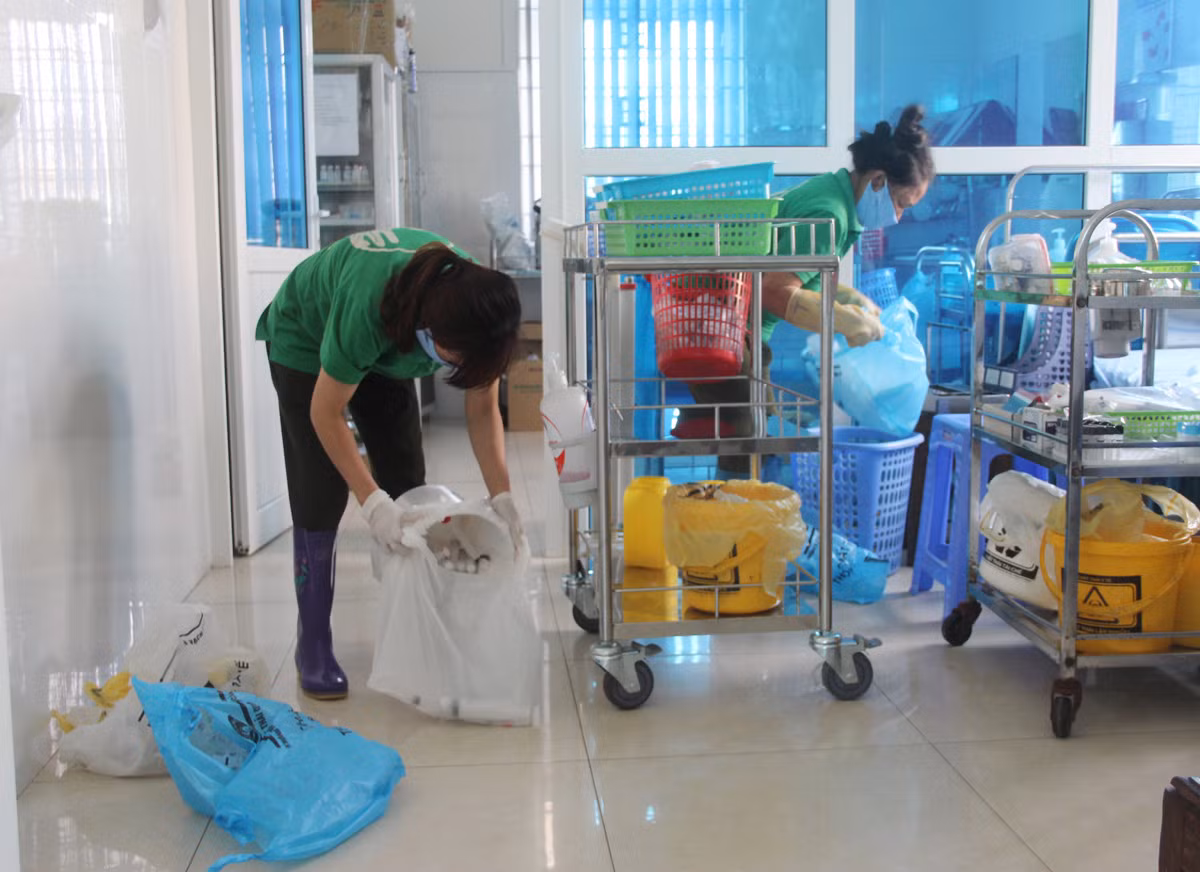Nhân viên vệ sinh tại các bệnh viện thực hiện phân loại rác thải nhựa.