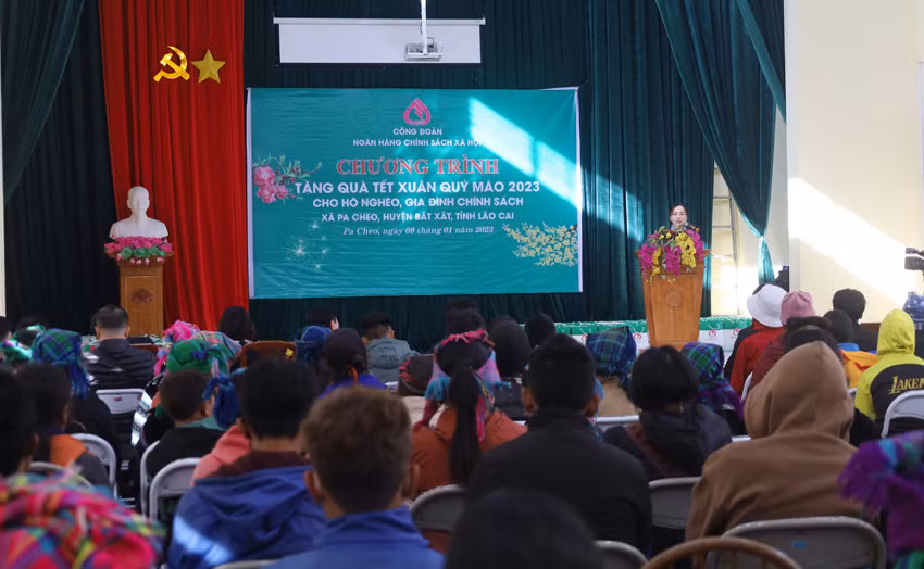 Ngân hàng Chính sách xã hội Việt Nam tặng quà 500 hộ nghèo ảnh 2