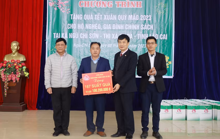 Ngân hàng Chính sách xã hội Việt Nam tặng quà 500 hộ nghèo ảnh 6