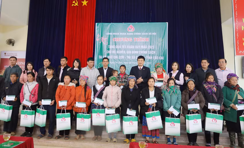 Ngân hàng Chính sách xã hội Việt Nam tặng quà 500 hộ nghèo ảnh 8