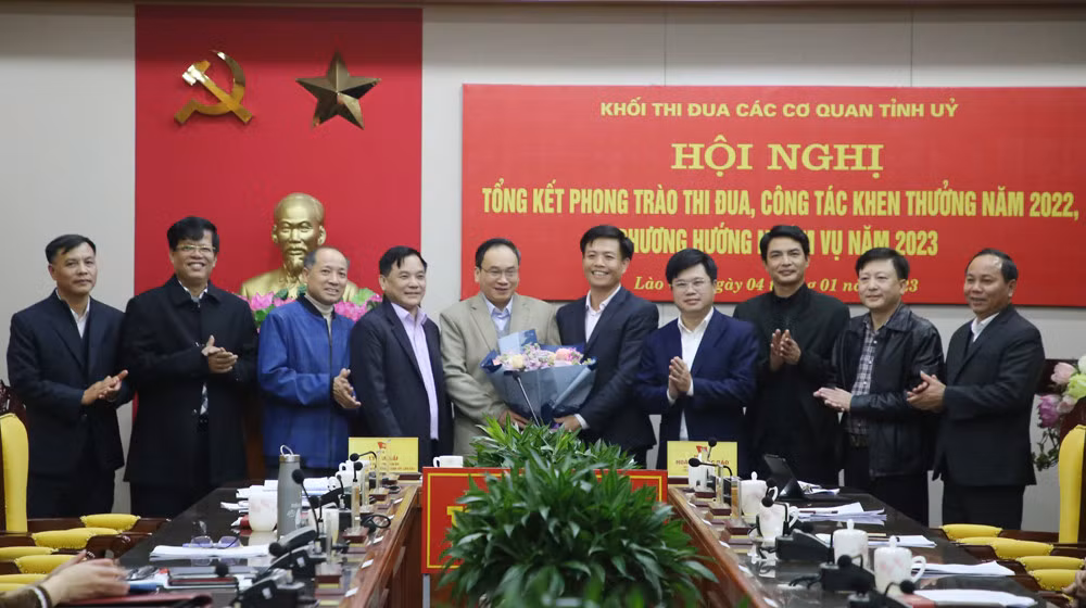 Tặng hoa chúc mừng Ban Nội chính Tỉnh ủy, Trưởng Khối thi đua Các cơ quan Tỉnh ủy năm 2023.