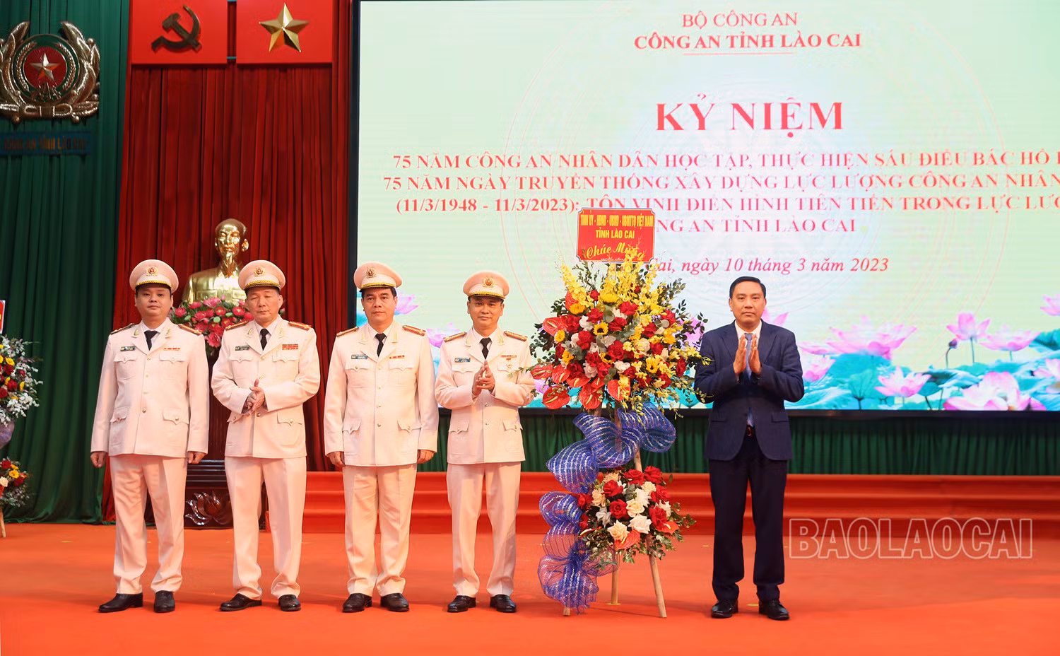 Đồng chí Hoàng Giang, Phó Bí thư Tỉnh ủy thay mặt lãnh đạo tỉnh tặng hoa chúc mừng Công an tỉnh tại lễ kỷ niệm.