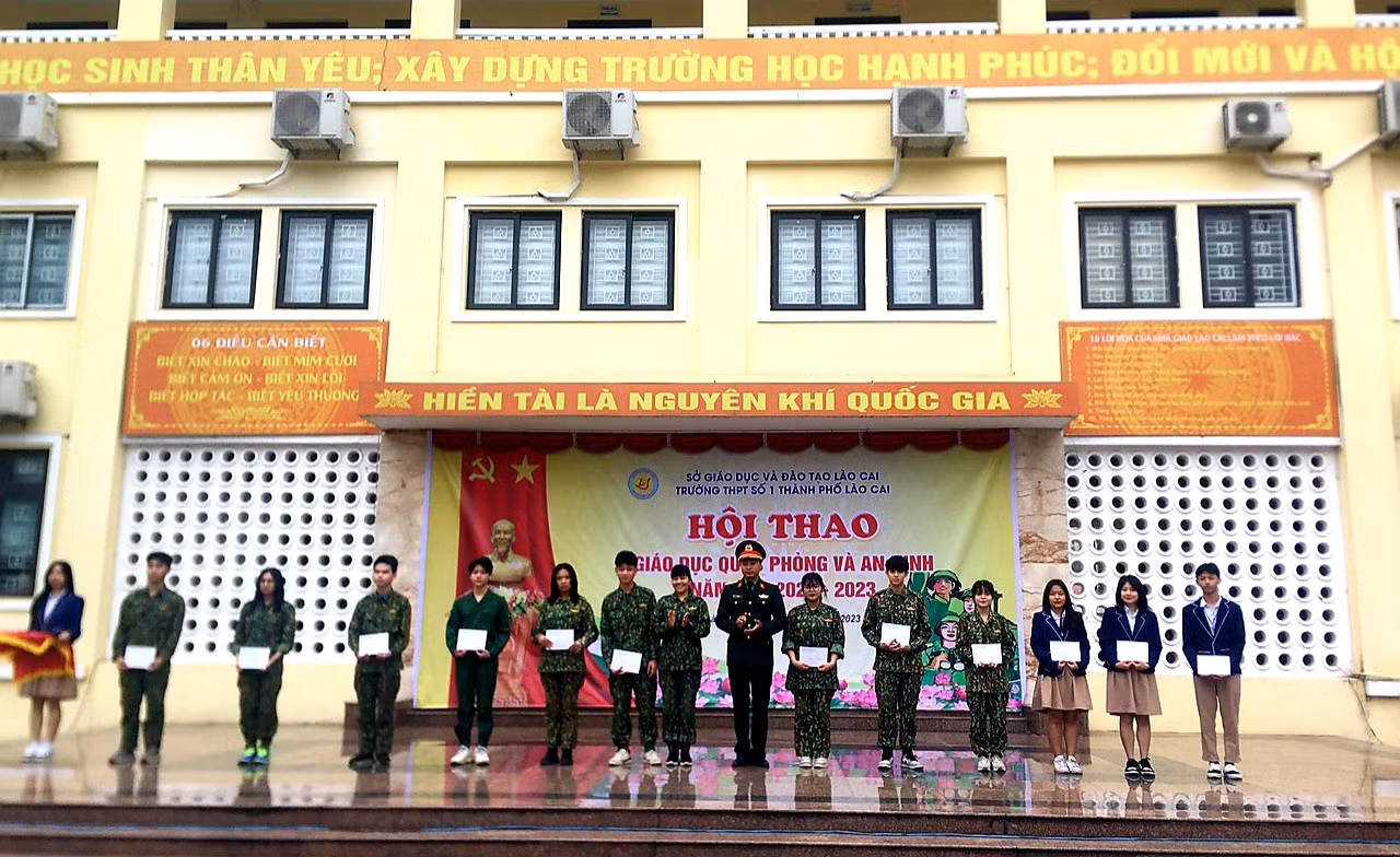 Trường THPT số 1 thành phố Lào Cai: Tổ chức thành công hội thao giáo dục quốc phòng và an ninh ảnh 2