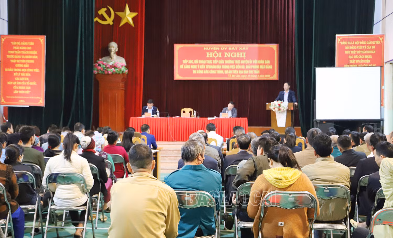 Hơn 80 hộ nằm trong vùng triển khai các công trình, dự án trên địa bàn thị trấn Bát Xát tham gia hội nghị.