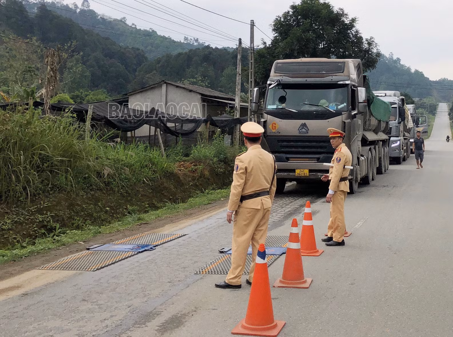Cảnh sát giao thông Công an huyện Bảo Thắng thực hiện cân tải trọng các xe ô tô tải.
