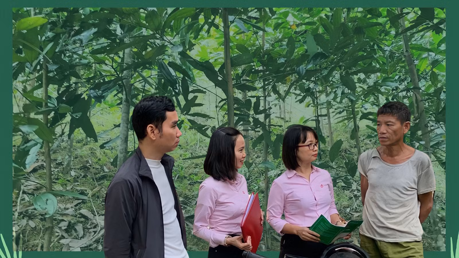 Cán bộ Ngân hàng Chính sách xã hội huyện Bảo Yên trò chuyện với ông Hoàng Văn Sa (thôn Làng Nủ, xã Phúc Khánh, huyện Bảo Yên).