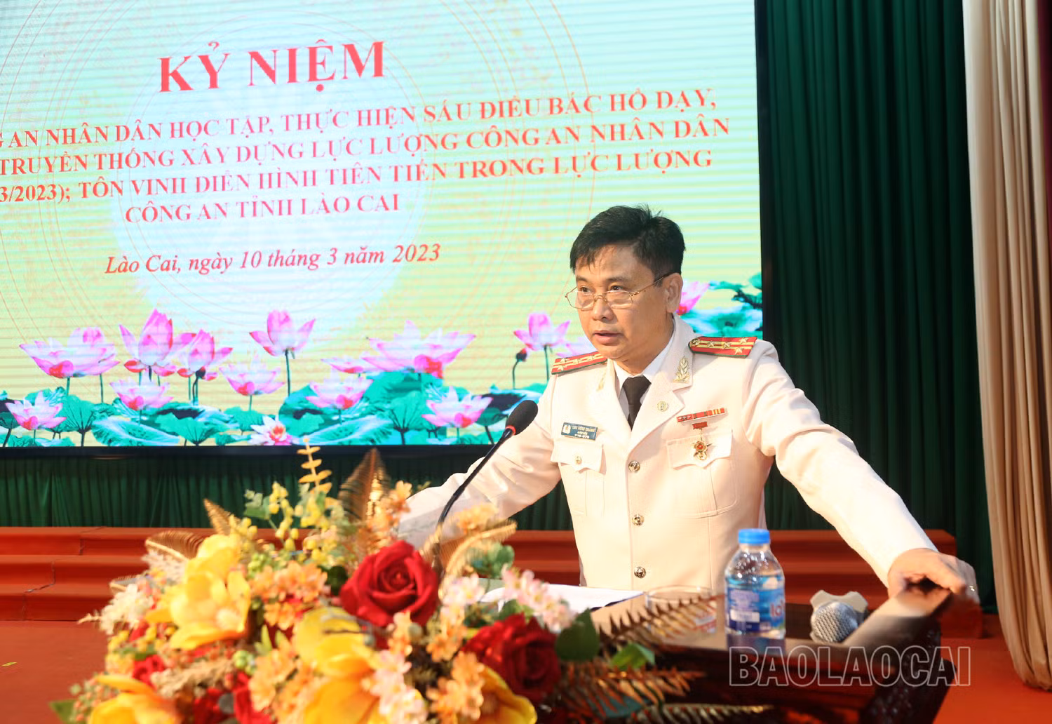 Đại tá Lưu Hồng Quảng, Bí thư Đảng ủy, Giám đốc Công an tỉnh đọc diễn văn tại buổi lễ.