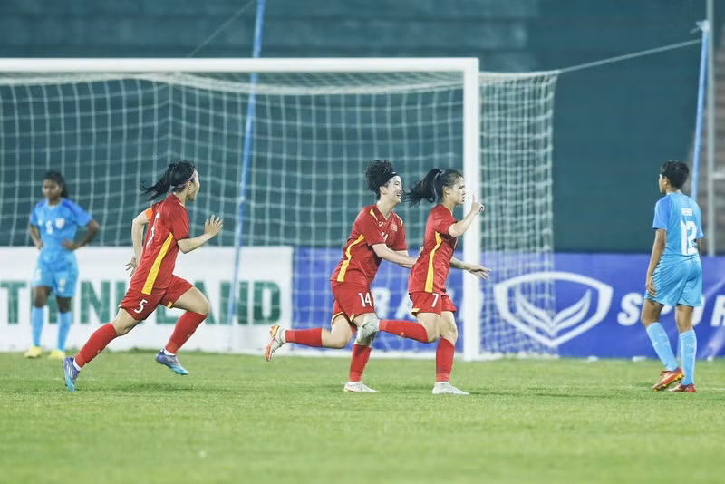 Các tuyển thủ U20 nữ Việt Nam ăn mừng khi ghi bàn vào lưới U20 nữ Ấn Độ. (Ảnh: VFF)